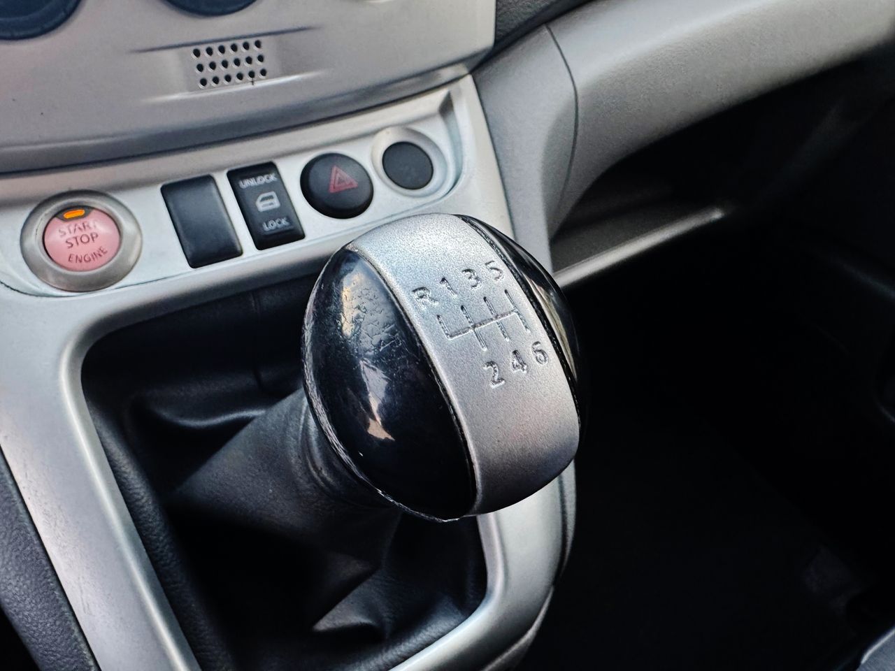 Foto Nissan NV250 23