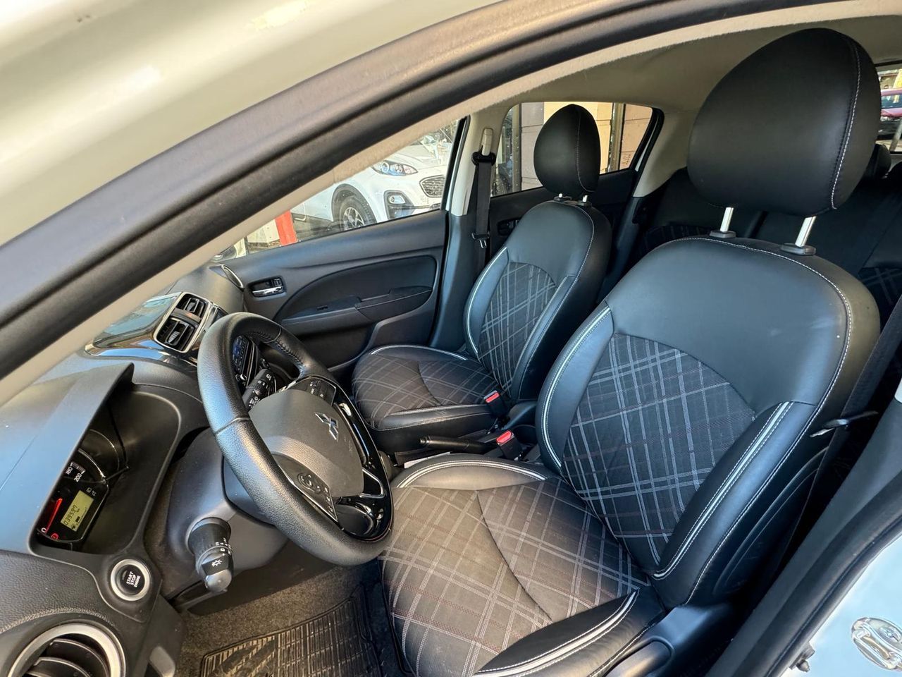 Foto Mitsubishi Space Star 11