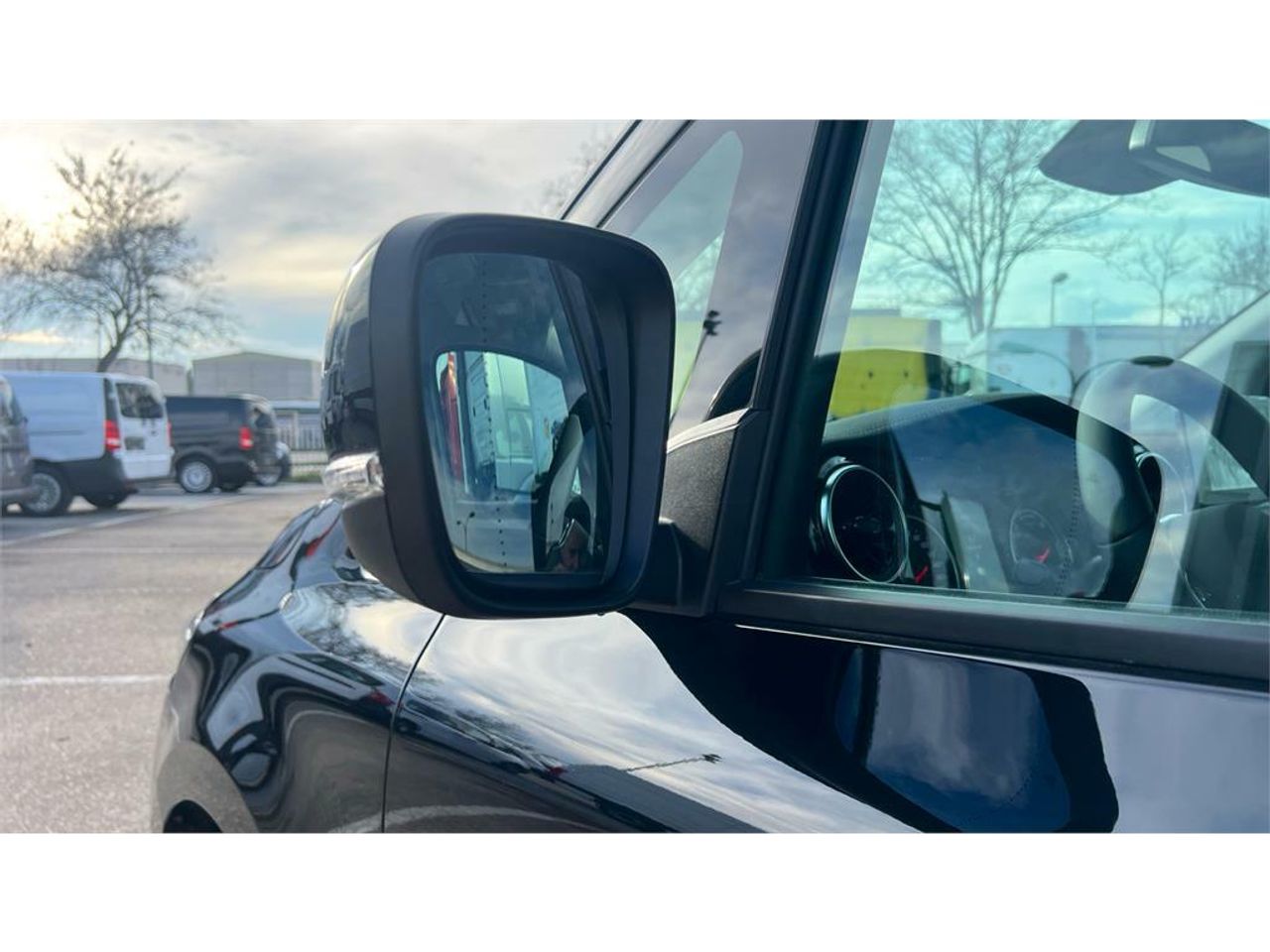 Foto Mercedes-Benz EQT 32