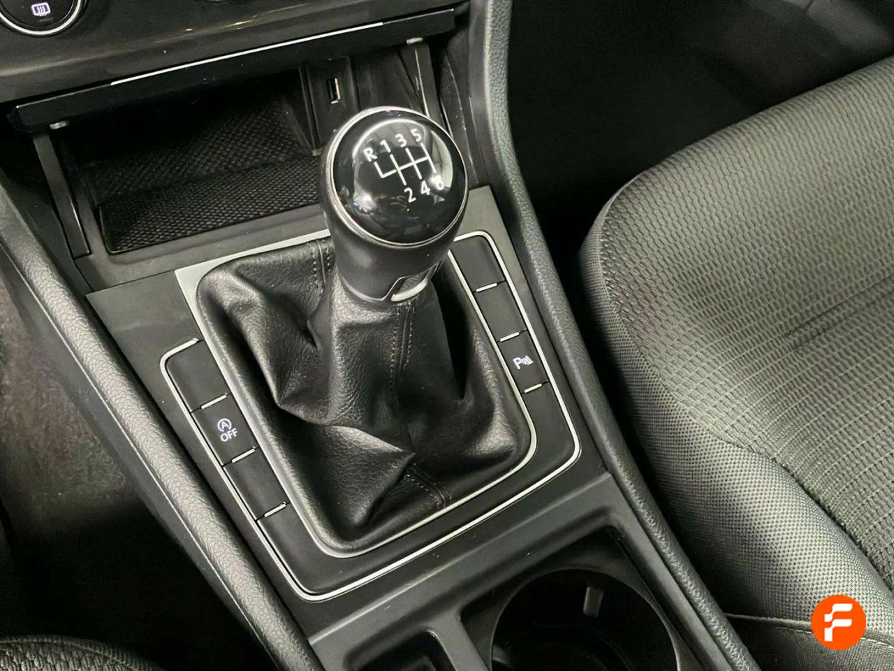 Foto Volkswagen Golf 24