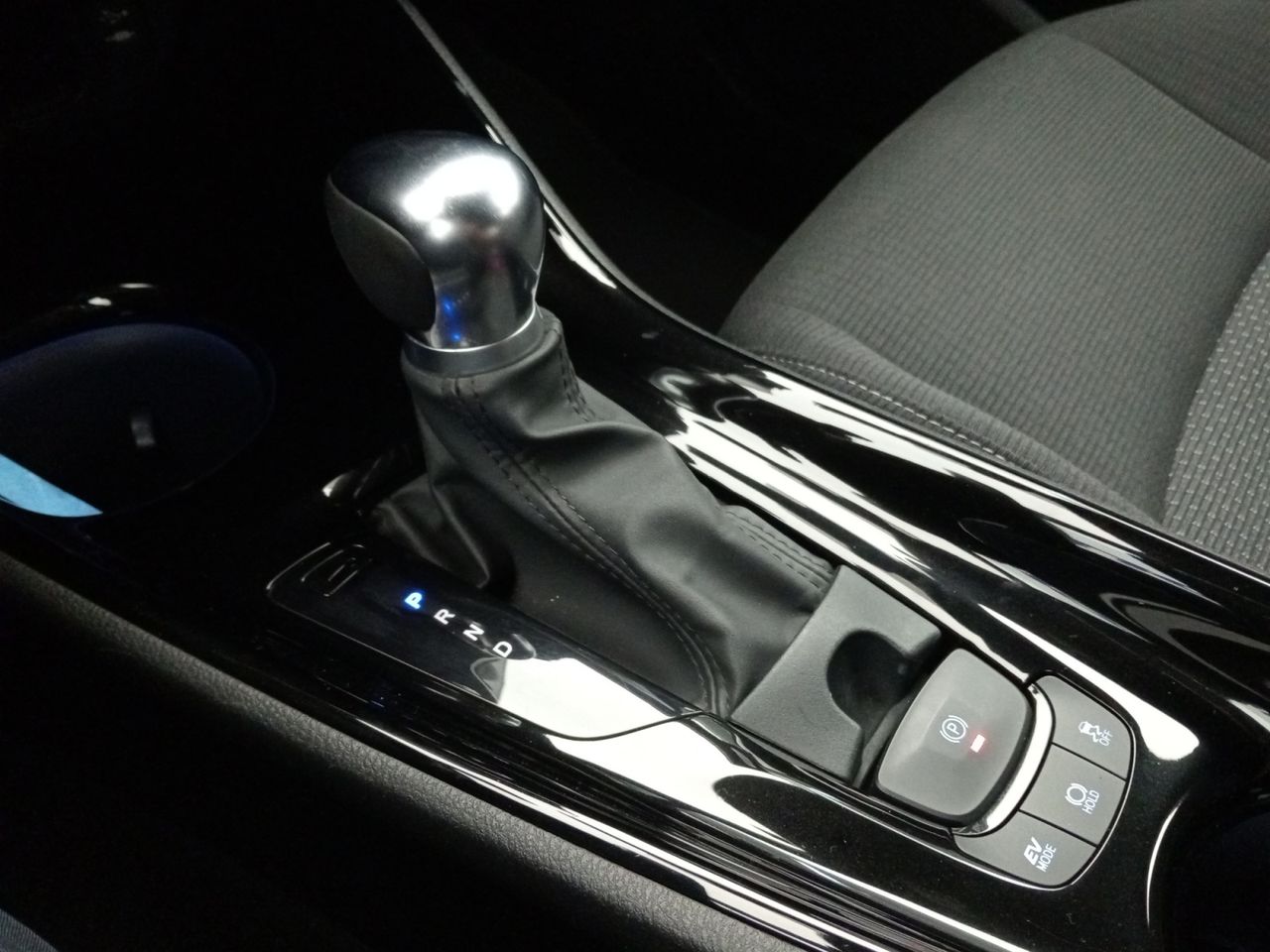 Foto Toyota C-HR 15