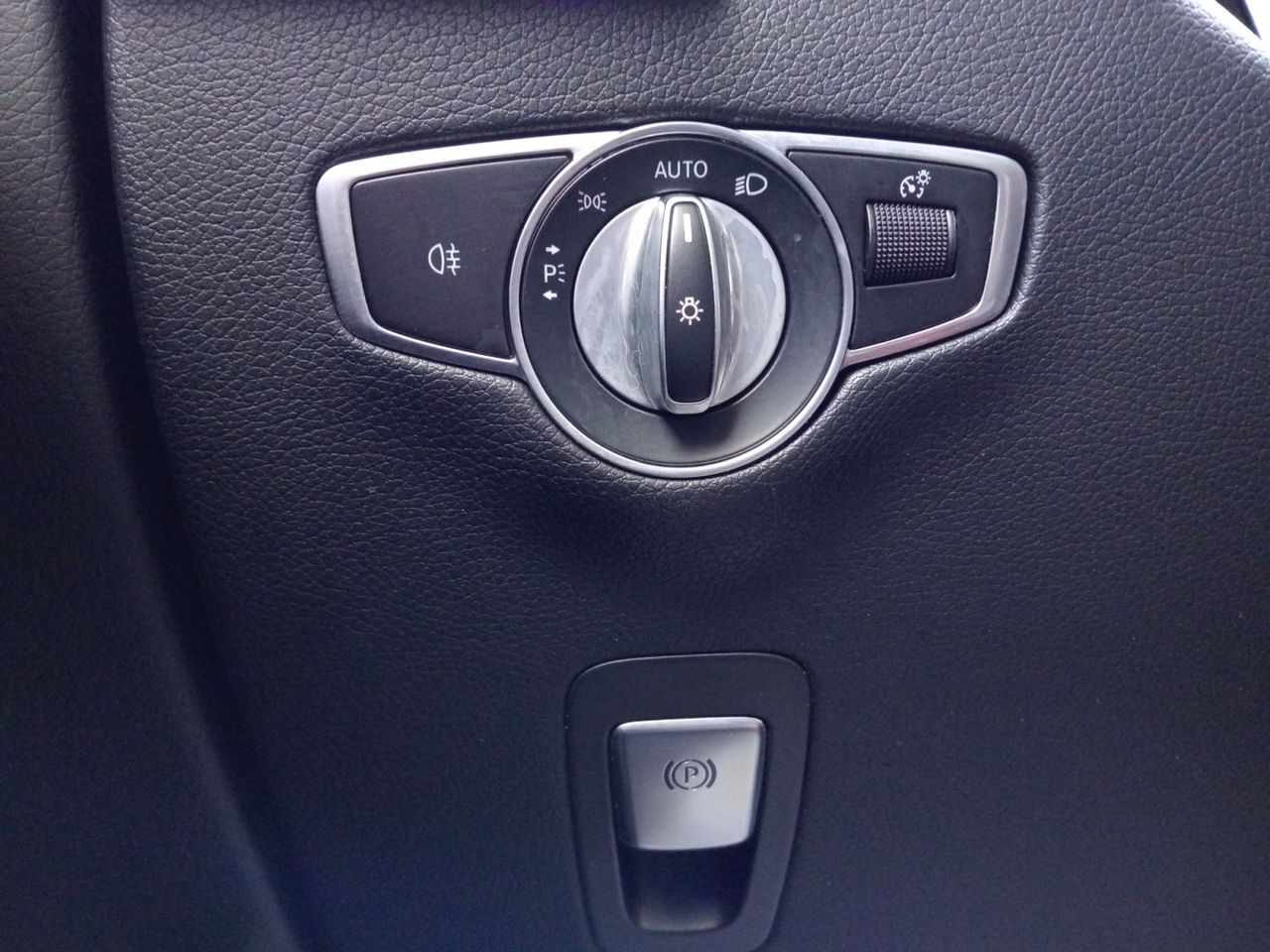 Foto Mercedes-Benz EQC 22