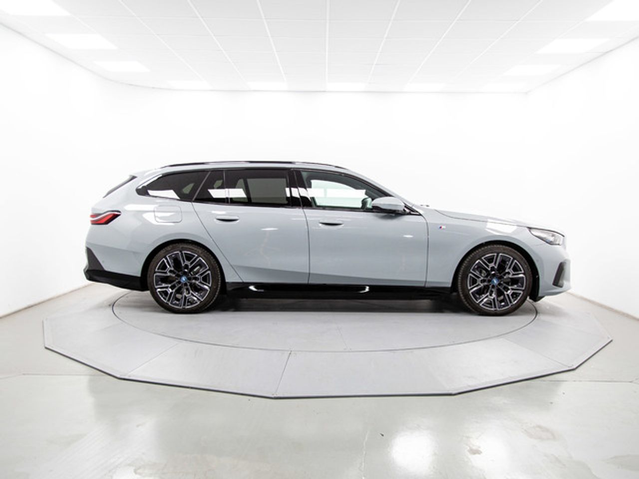 Foto BMW i5 12