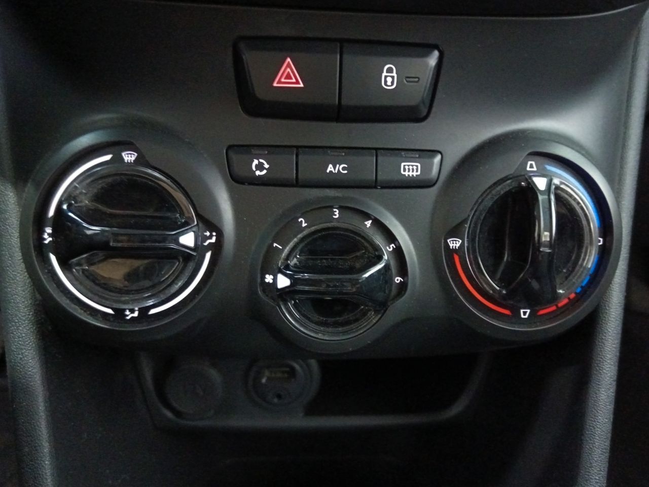 Foto Peugeot 208 17
