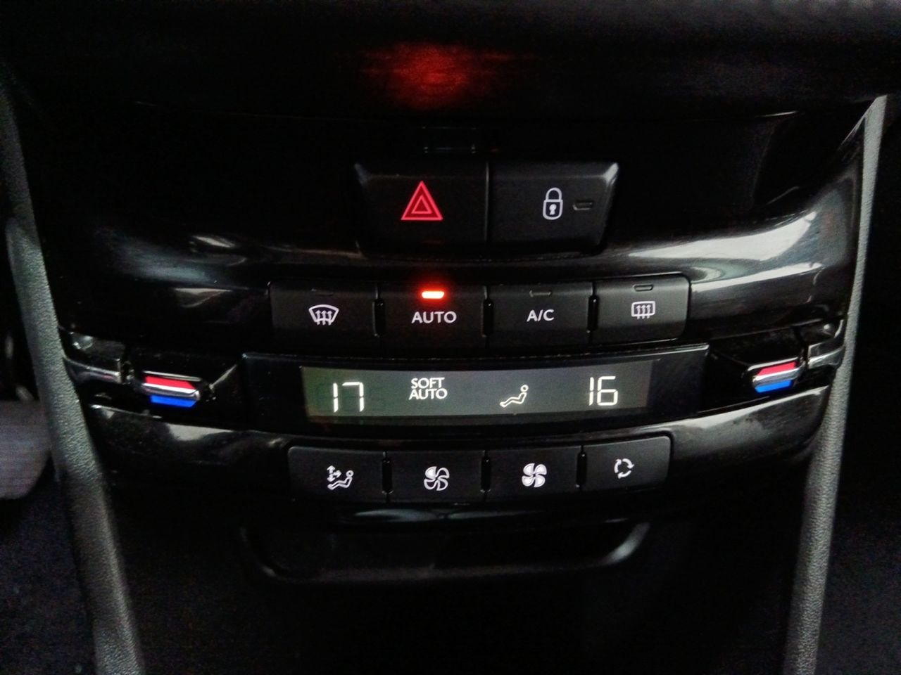 Foto Peugeot 208 19