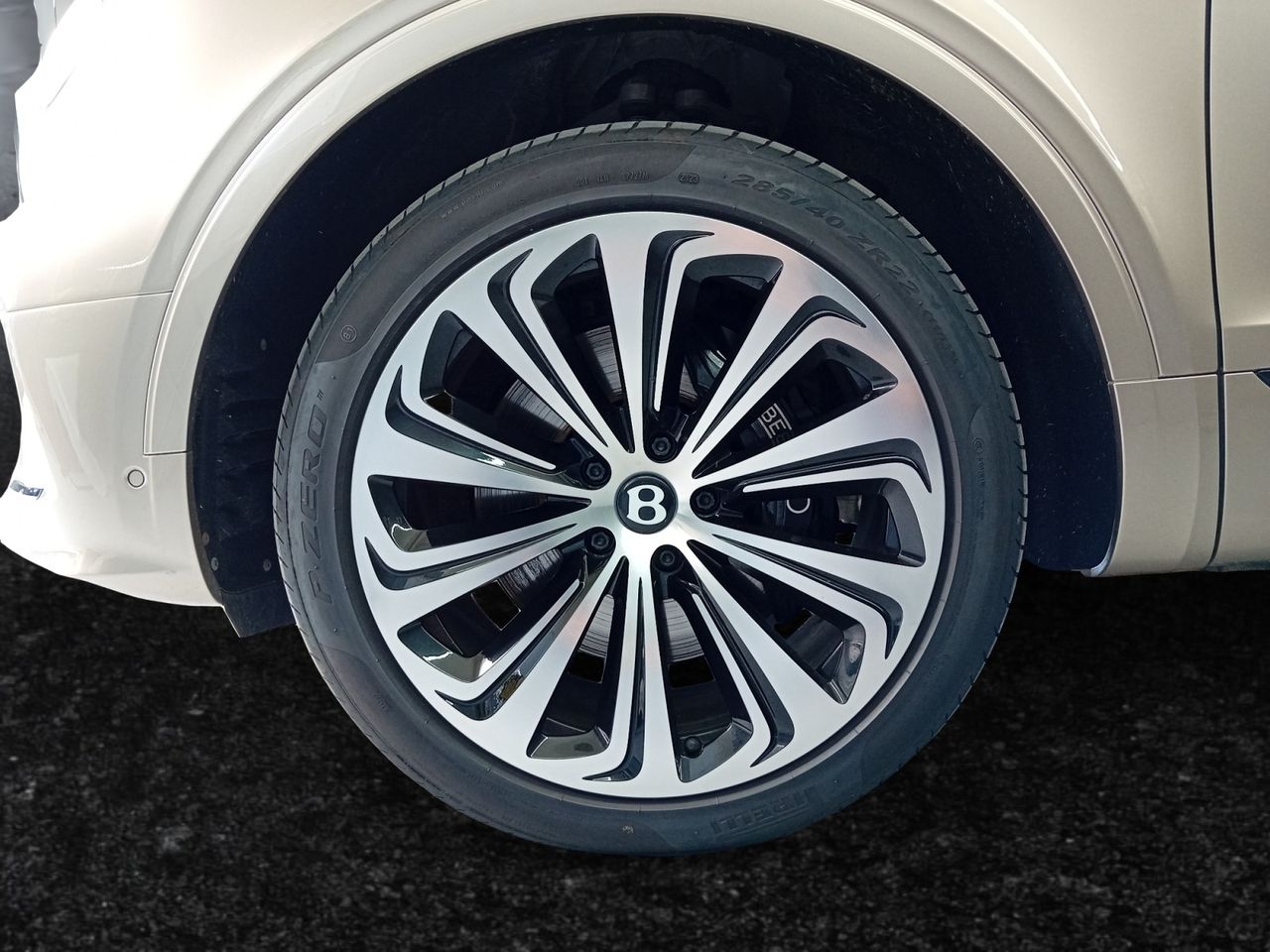 Foto Bentley Bentayga 15