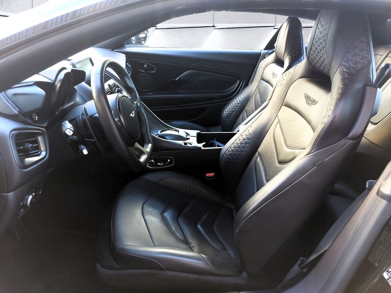 Foto Aston martin DBS 12