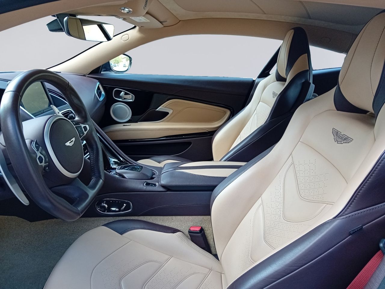Foto Aston martin DBS 8