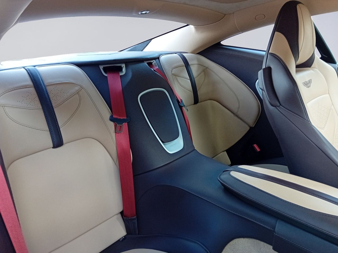 Foto Aston martin DBS 10