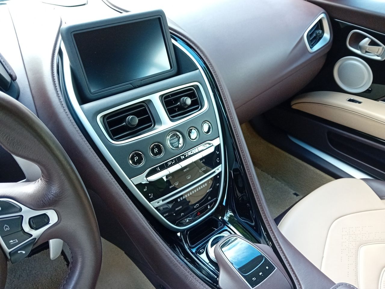 Foto Aston martin DBS 11