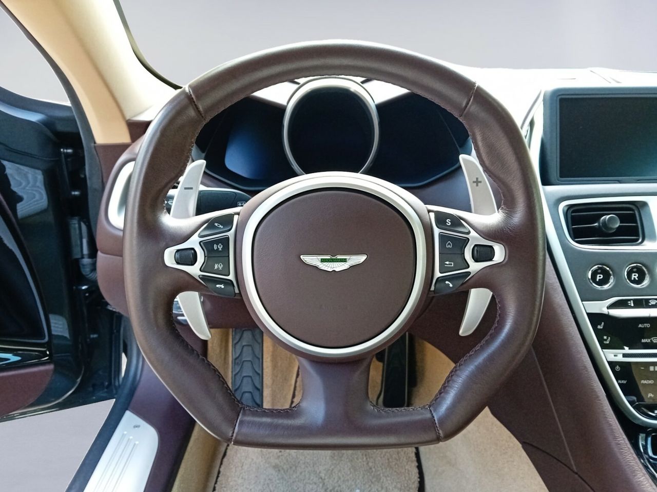 Foto Aston martin DBS 12