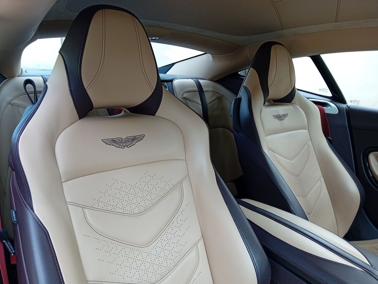 Foto Aston martin DBS 14