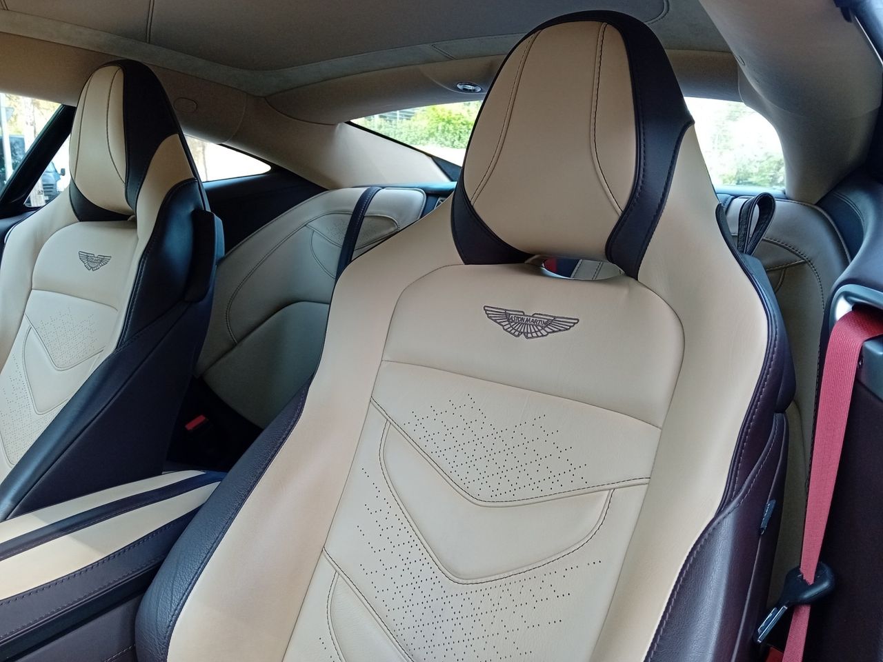 Foto Aston martin DBS 16