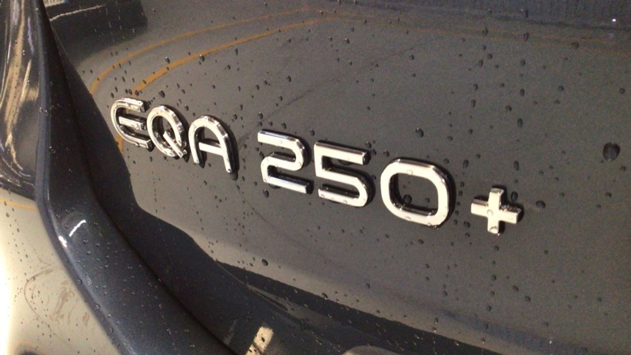 Foto Mercedes-Benz EQA 12