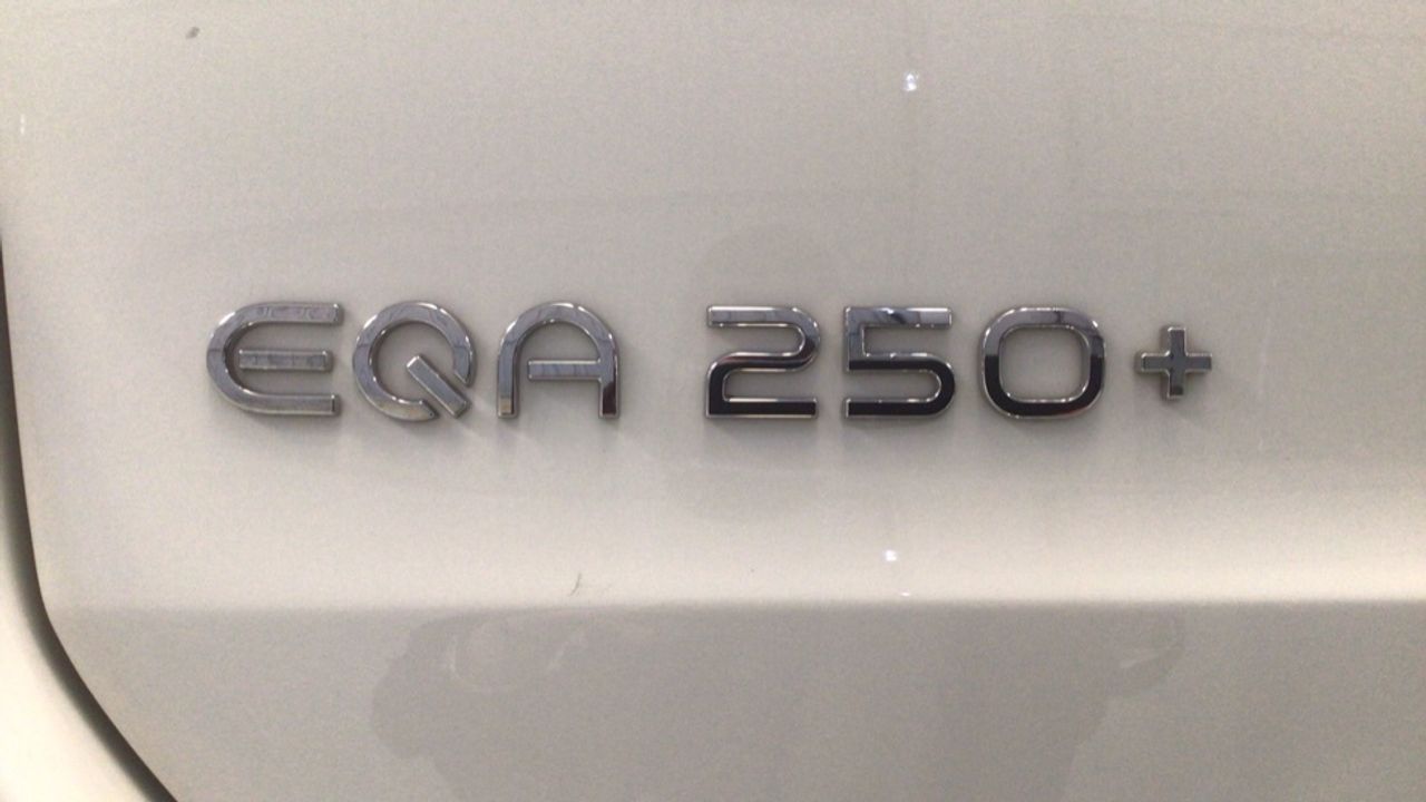 Foto Mercedes-Benz EQA 12