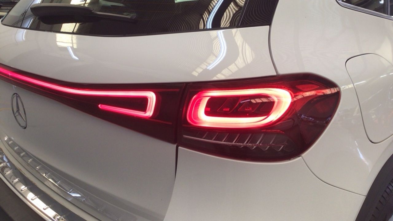 Foto Mercedes-Benz EQA 16