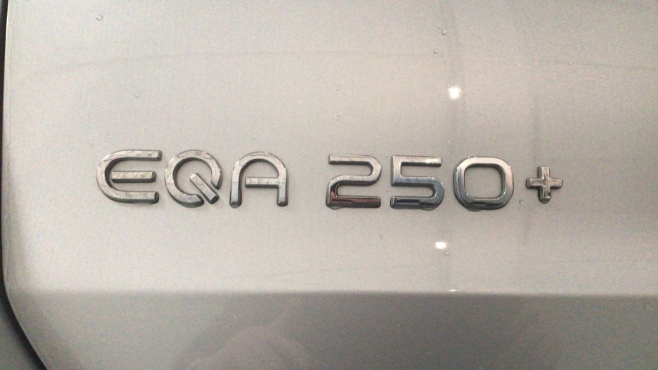 Foto Mercedes-Benz EQA 12