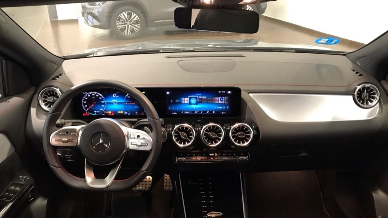 Foto Mercedes-Benz EQA 8