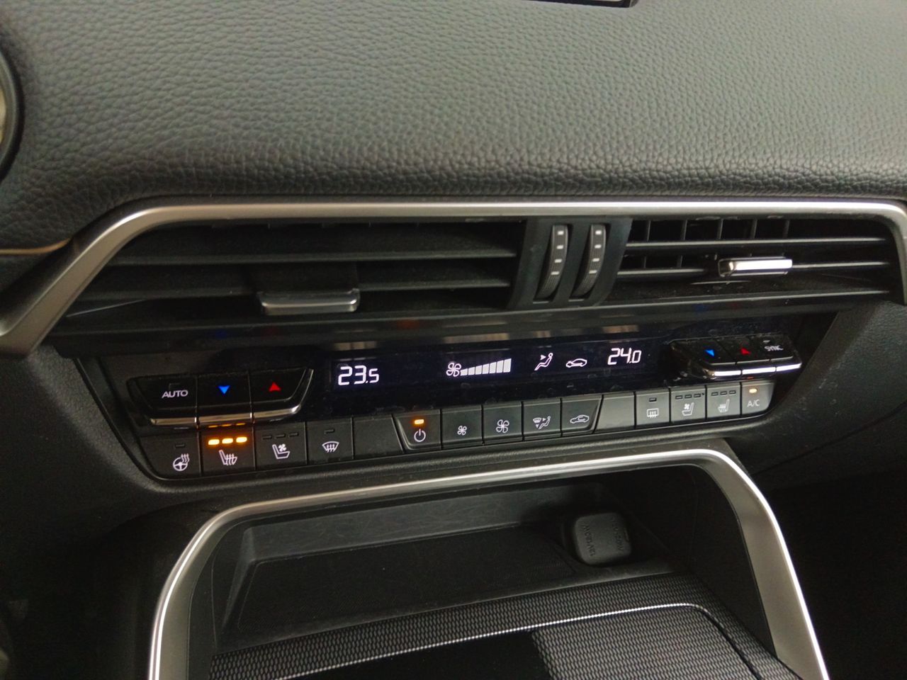 Foto Mazda CX-60 21