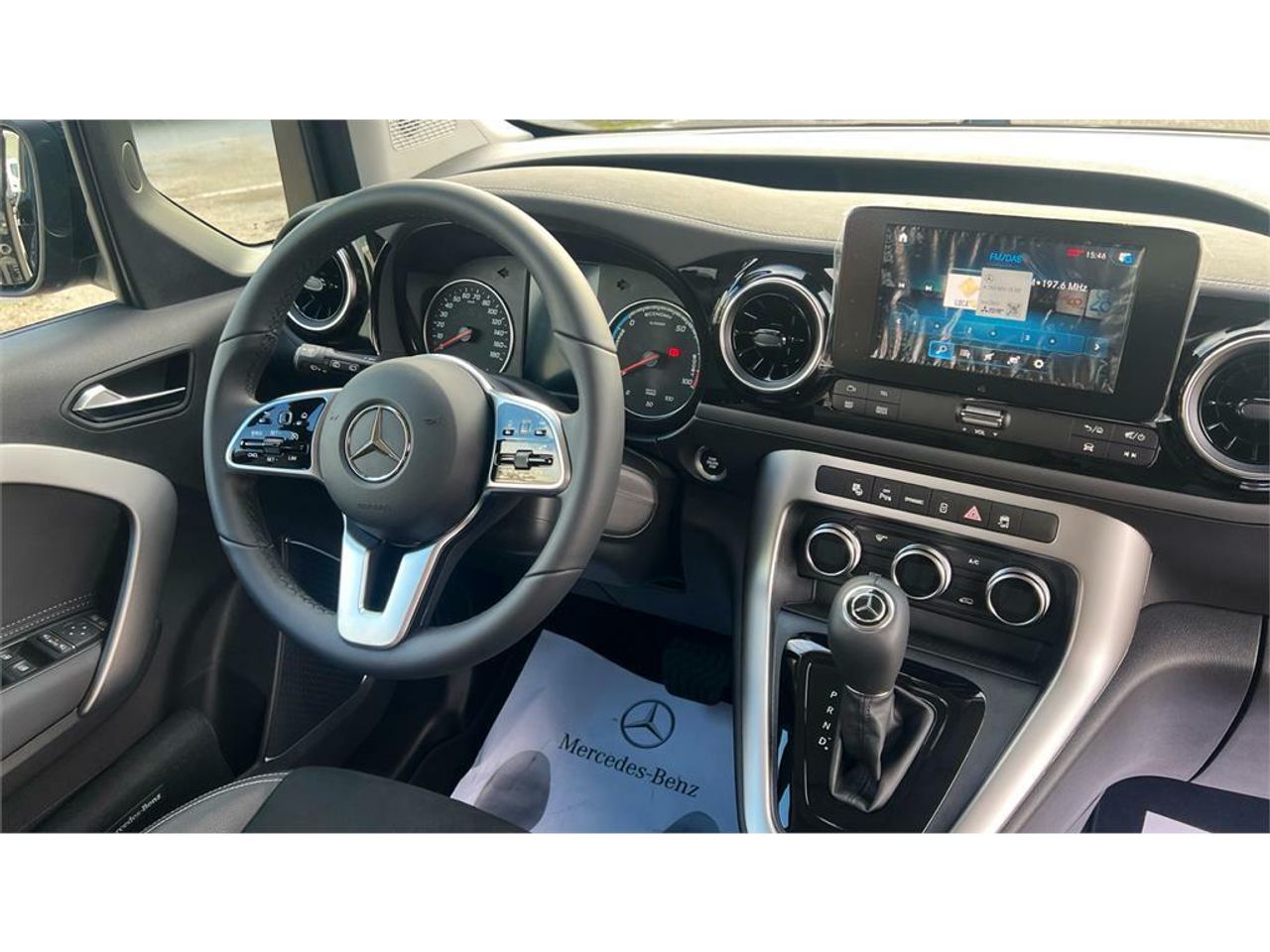 Foto Mercedes-Benz EQT 10