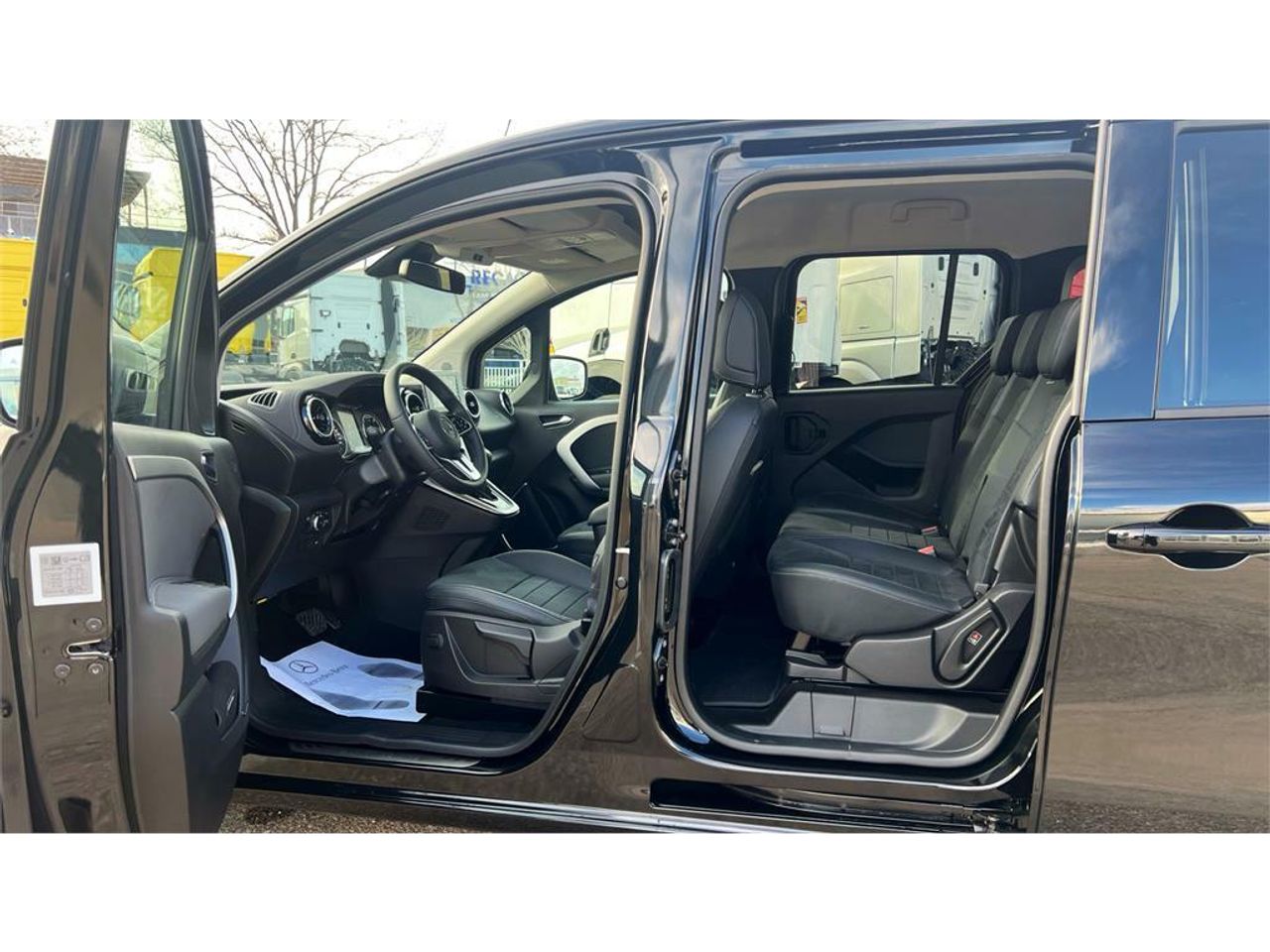 Foto Mercedes-Benz EQT 25