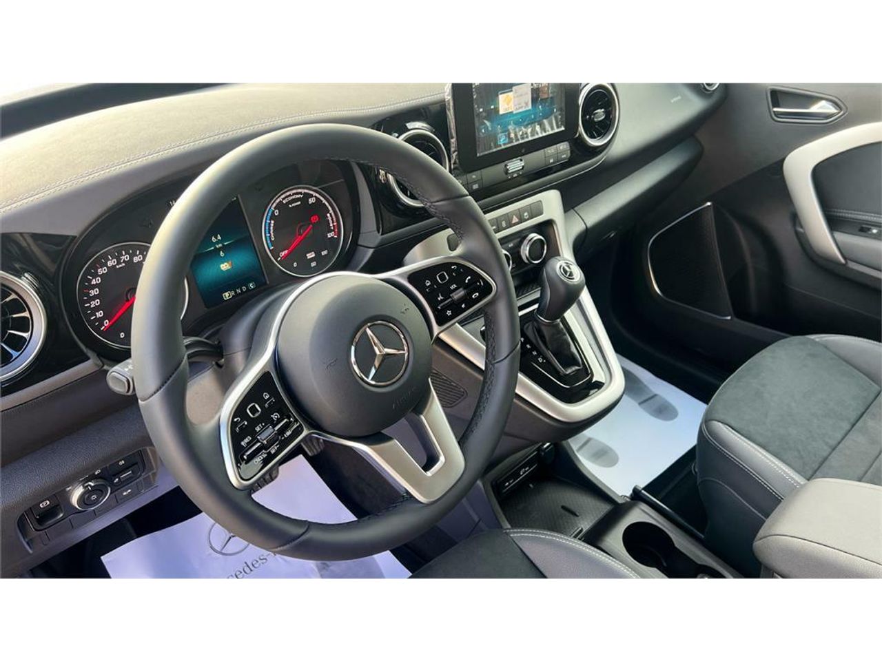 Foto Mercedes-Benz EQT 6