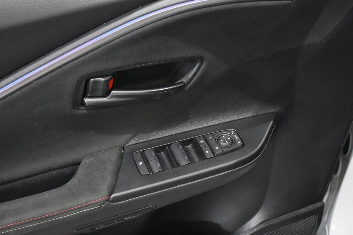 Foto Toyota C-HR 26
